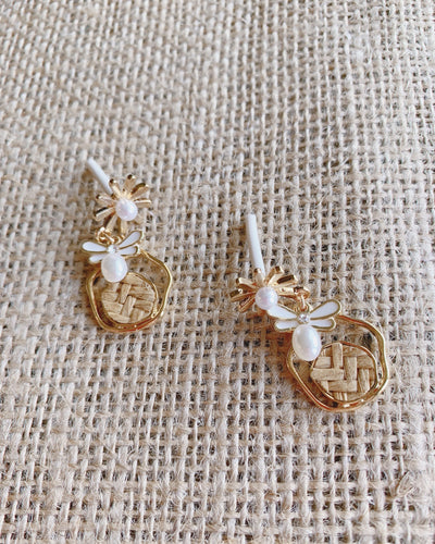 Sunny Day Beeeee Pearl Earring